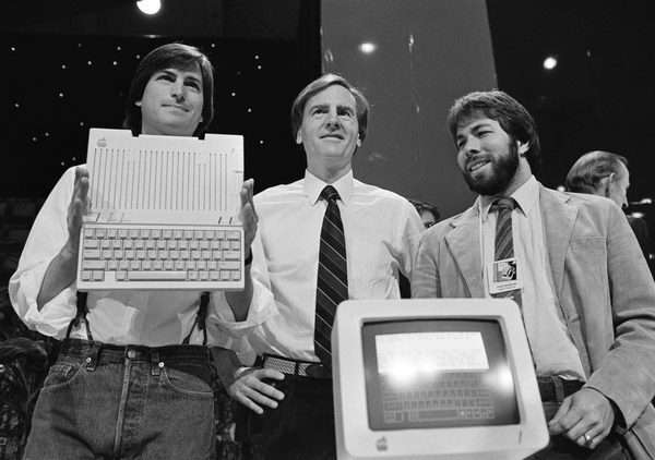 Стив Джобс, Джон Скалли и Стив Возняк во время презентации Apple IIс. Апрель 1984 года