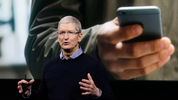 Глава Apple Тим Кук, сменивший Стива Джобса в 2011 году, в ходе ежегодной презентации