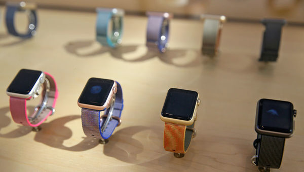 Apple Watch, впервые представленные в 2014 году, с ремешками разных цветов на витрине магазина