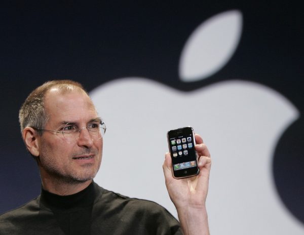 Стив Джобс демонстрирует публике самый первый iPhone