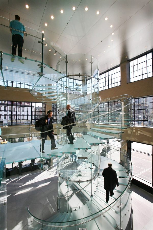 Компания прославилась не только своими продуктами, но и «воздушной» лестницей, сделавшей Apple Store культовым магазином. Apple запатентовала дизайн архитектурной конструкции, состоящей из цельных частей стекла и создающей ощущение невесомости