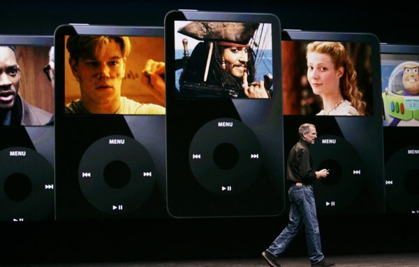 Джобс на сентябрьской презентации в 2006 году рассказывает о возможности просмотра видео на маленьком экране iPod