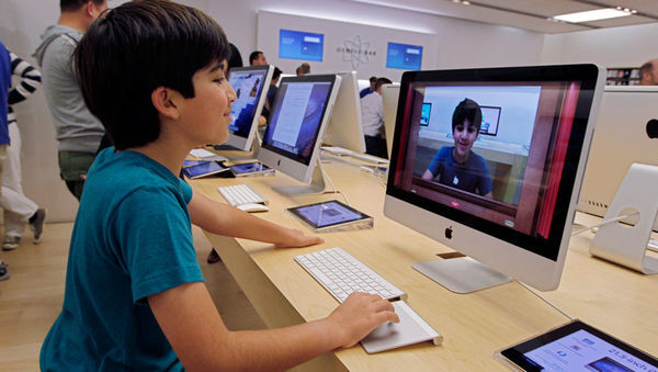 Юный посетитель магазина Apple перед релизом новой версии операционной системы OS X Mountain Lion